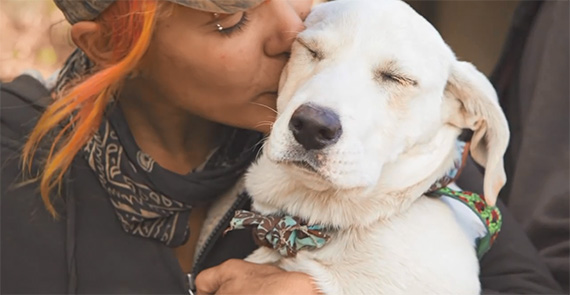 woman-kissing-her-dog-texas