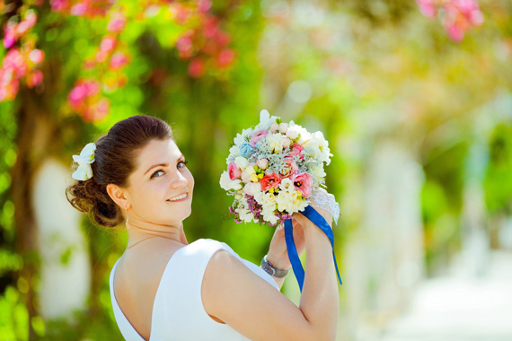 wedding photo, bride throwing bouquet