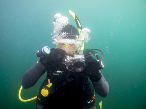 diver with waterproof camera