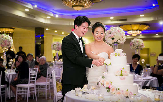 reception lighting couple cake