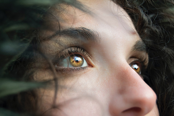 catchlight for portraits woman's eyes