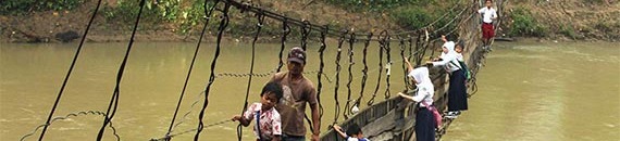 23 Photos of Children Around the World Determined to Get to School