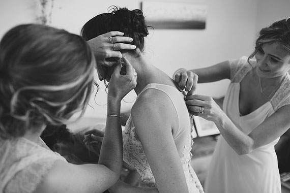 how to be a good wedding photographer assistant