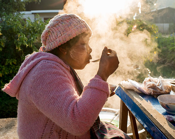desayuno caliente en la calle